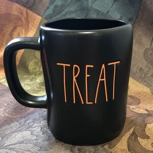 🛍️2/$20🛍️EUC Rae Dunn🎃Trick or Treat mug.
